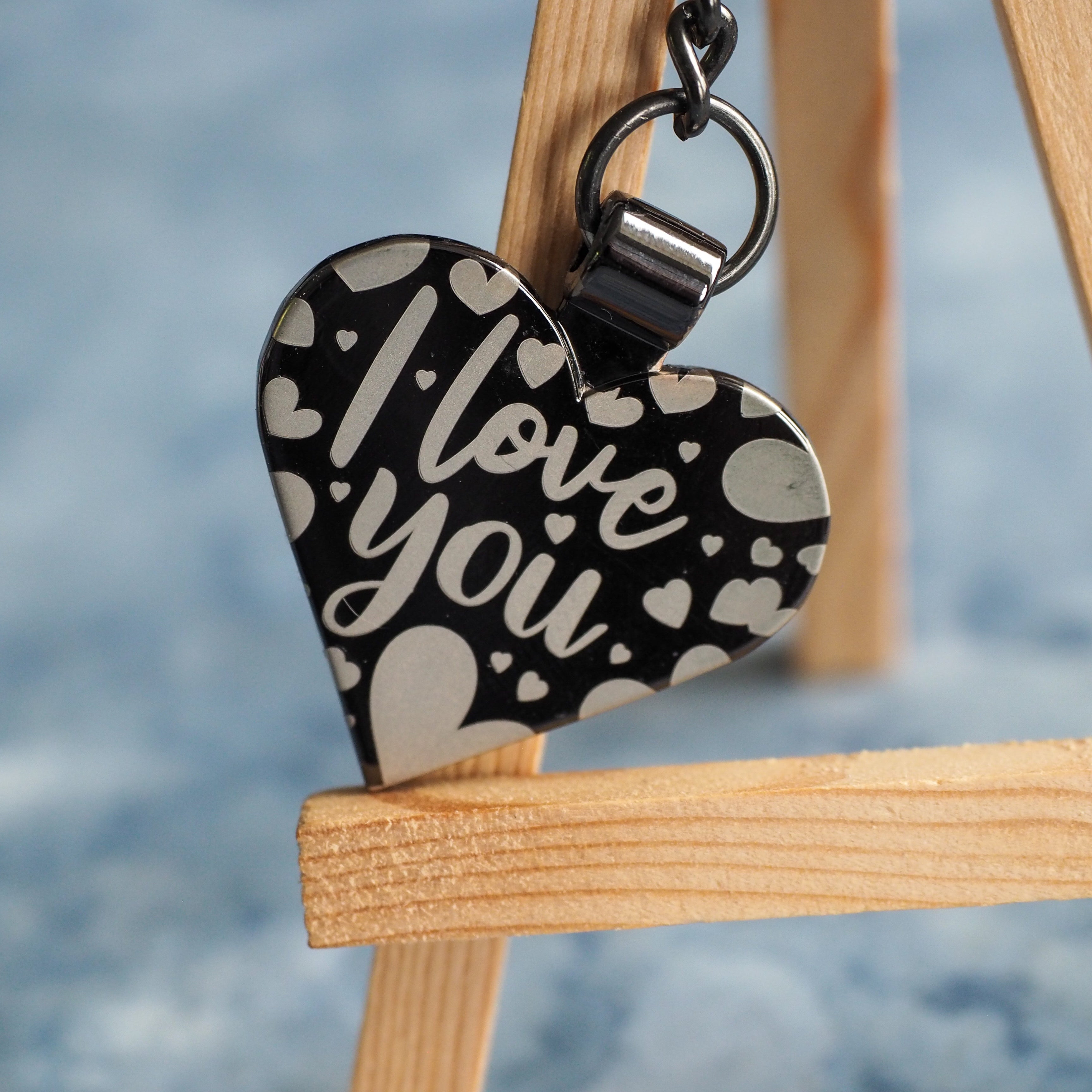 Add names, dates, numbers, symbols or quotes to your keyrings with mister minit