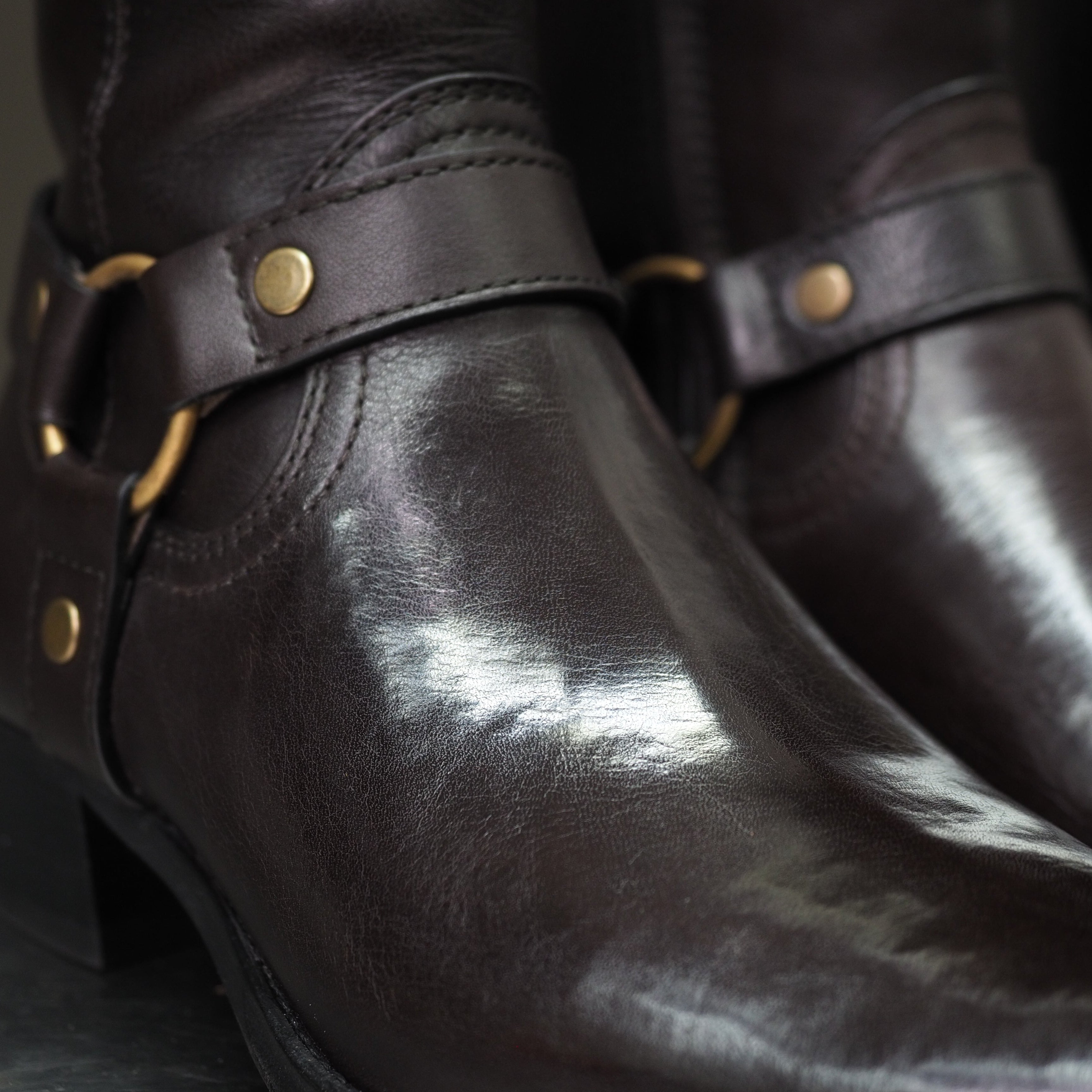 Shoe scratch and polish repairs for leather shoes